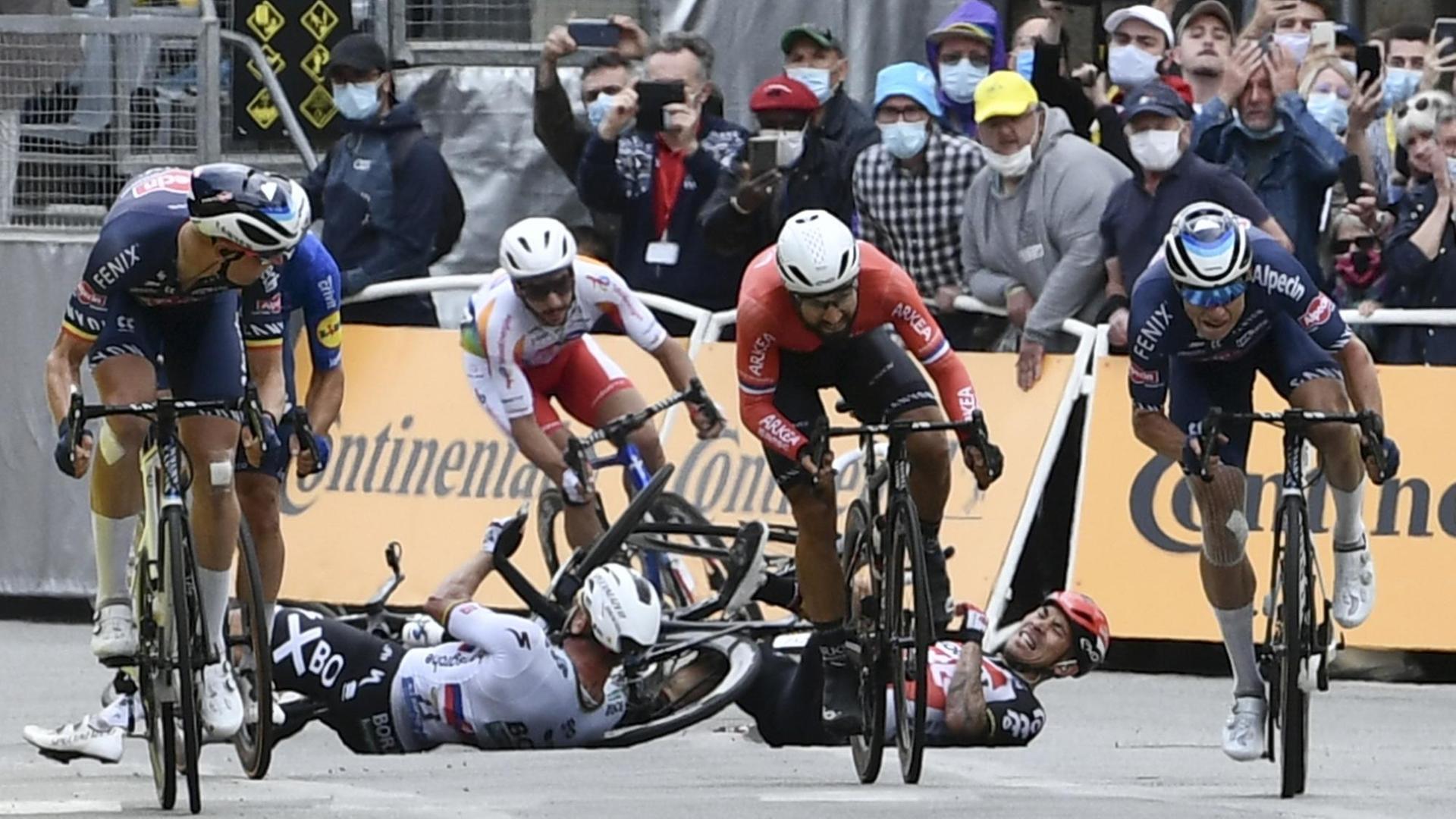 Frankreich, Lorient: Radsport: UCI WorldTour - Tour de France, Lorient - Pontivy (182,90 km), 3. Etappe: Peter Sagan (l-r) aus der Slowakei vom Team Bora-hansgrohe und Caleb Ewan aus Australien vom Team Lotto Soudal stürzen beim Sprint vor dem Ziel der dritten Etappe. Frankreich, Lorient: Radsport: UCI WorldTour - Tour de France, Lorient - Pontivy (182,90 km), 3. Etappe: Peter Sagan (l-r) aus der Slowakei vom Team Bora-hansgrohe und Caleb Ewan aus Australien vom Team Lotto Soudal stürzen beim Sprint vor dem Ziel der dritten Etappe.