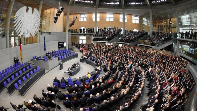 Blick in den voll besetzten Plenarsaal des Berliner Reichstagsgebäudes am 12.02.2017 in Berlin.