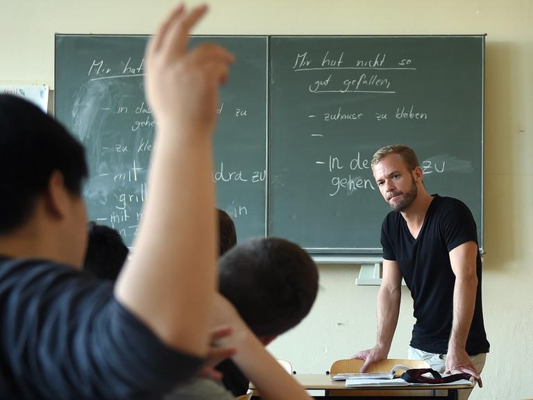 Der Lehrer Florian Schempp unterrichtet an der Friedenauer Gemeinschaftsschule in Berlin in einer Willkommensklasse Deutsch.