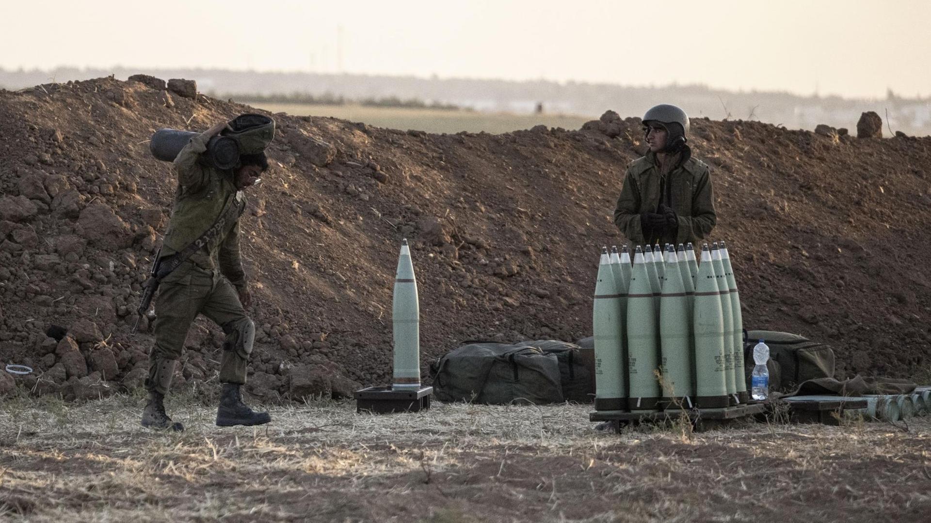Israelische Soldaten an der Grenze zum Gaza-Streifen Israelische Soldaten an der Grenze zum Gaza-Streifen