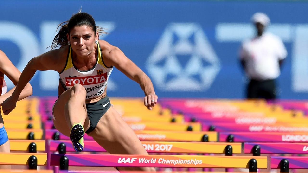 Die deutsche Leichtathletin Pamela Dutkiewicz springt über Hürden. Die deutsche Leichtathletin Pamela Dutkiewicz springt über Hürden.