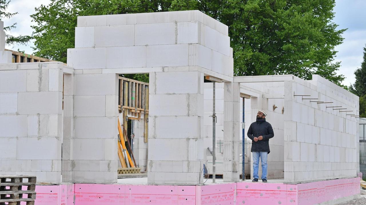 Suleman Malik, Sprecher der Thüringer Ahmadiyya-Gemeinde, steht im Rohbau der neuen Moschee der Ahmadiyya Muslim Jamaat. Suleman Malik, Sprecher der Thüringer Ahmadiyya-Gemeinde, steht im Rohbau der neuen Moschee der Ahmadiyya Muslim Jamaat.