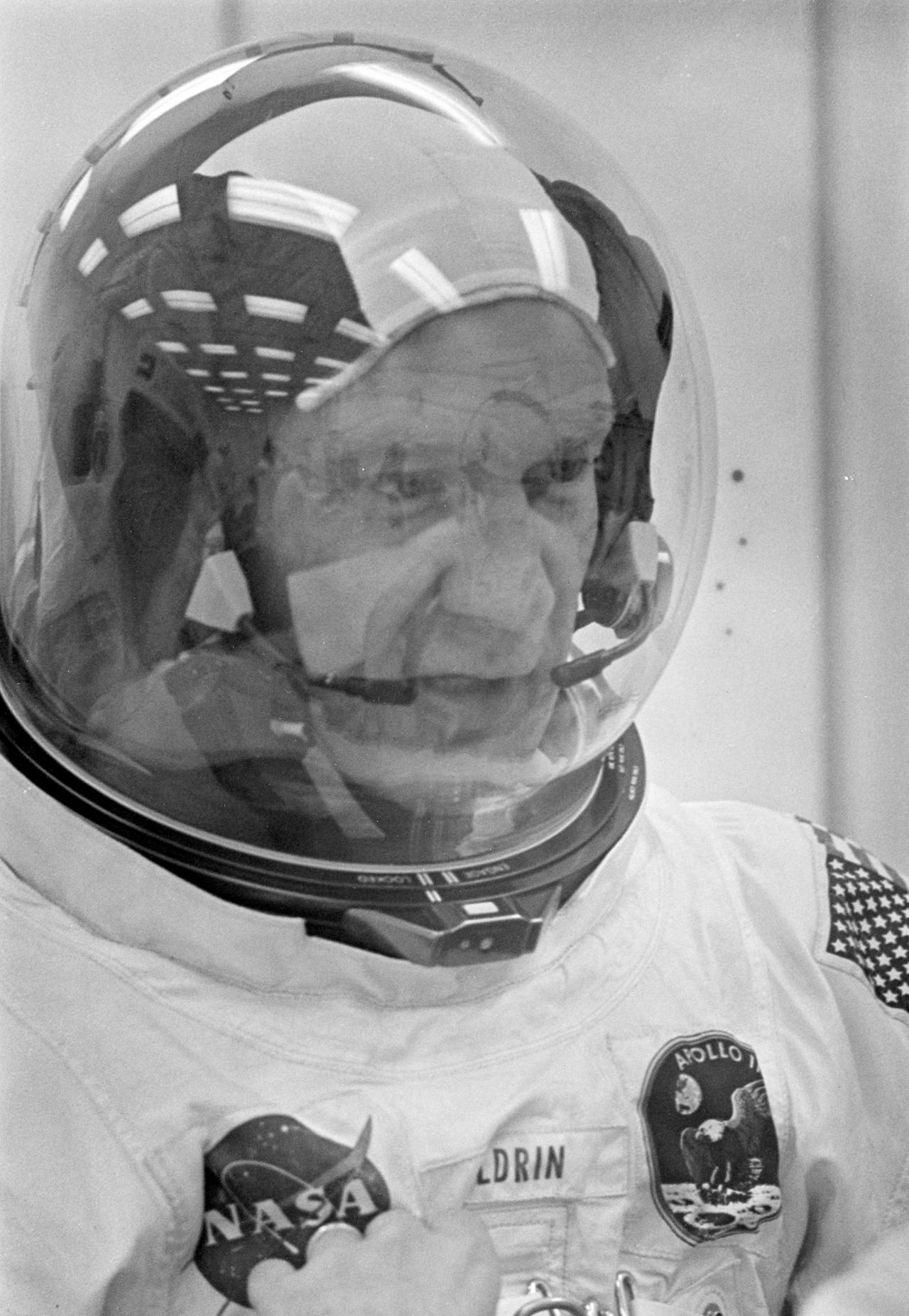 Edwin Aldrin beim Com-Check vor dem Einsteigen Edwin Aldrin beim Com-Check vor dem Einsteigen