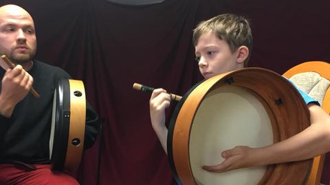 Elijah (10) lernt seit etwa einem halben Jahr die irische Trommel Bodhran bei seinem Lehrer Barnabas Herrmann.