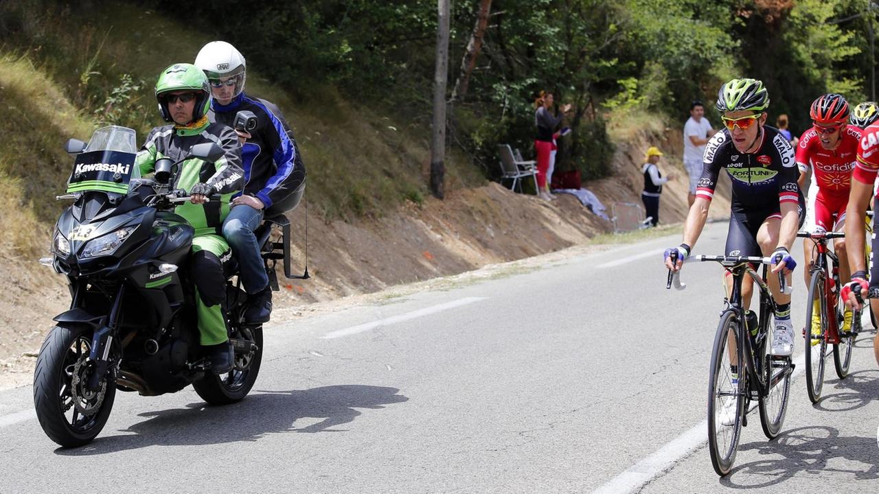 UCI-Kontrolleure benutzen während der Tour de France elektromagnetische Suchgeräte, um Fahrräder auf versteckte Motoren zu untersuchen. UCI-Kontrolleure benutzen während der Tour de France elektromagnetische Suchgeräte, um Fahrräder auf versteckte Motoren zu untersuchen.