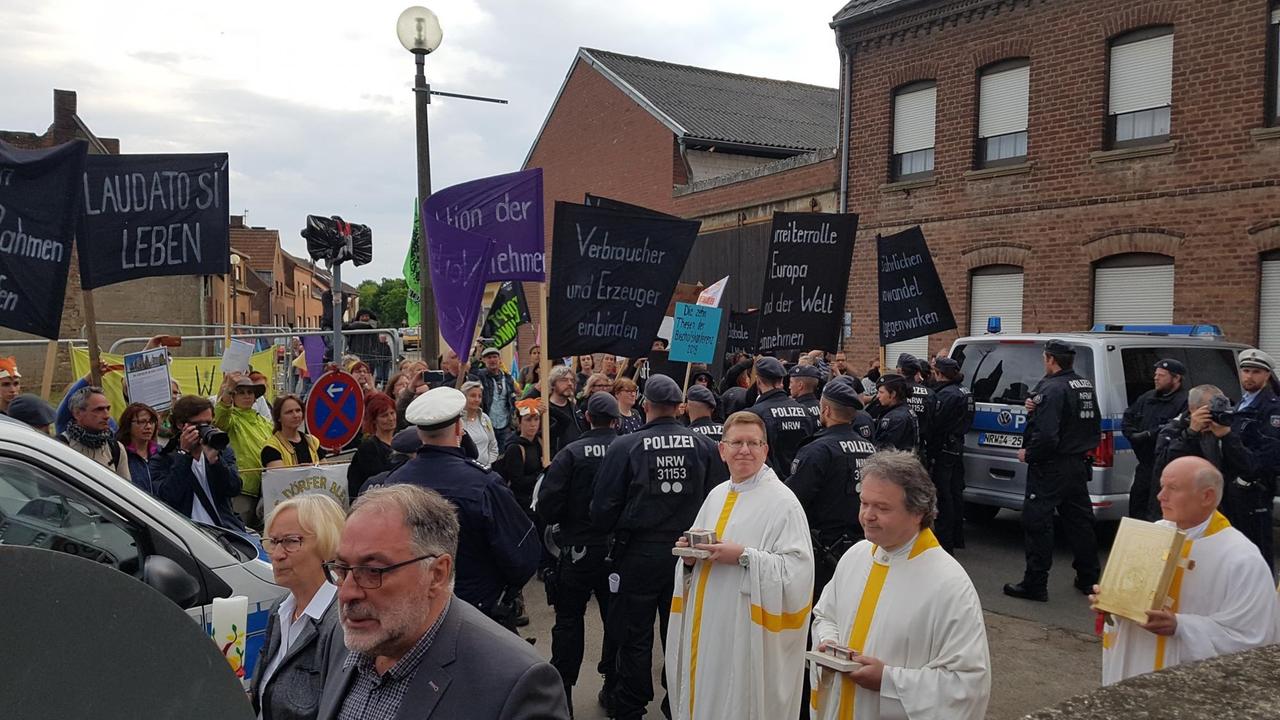 Menschen versammeln sich zur letzten Messe in der Kirche in Manheim - Demonstranten protestieren gegen den baldigen Abriss Menschen versammeln sich zur letzten Messe in der Kirche in Manheim - Demonstranten protestieren gegen den baldigen Abriss