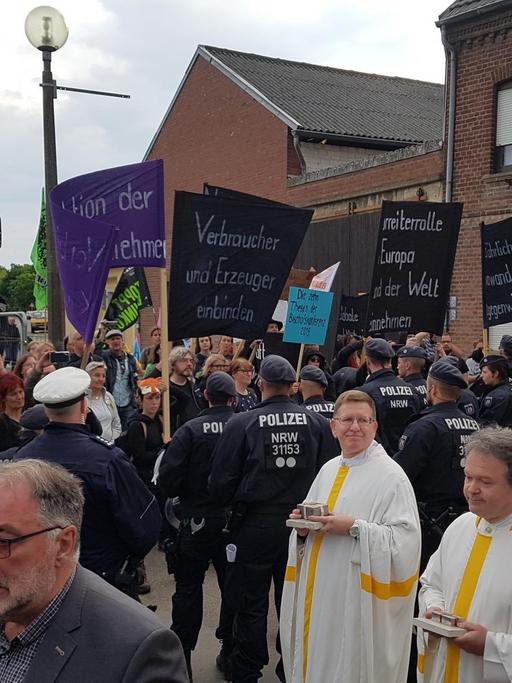 Menschen versammeln sich zur letzten Messe in der Kirche in Manheim - Demonstranten protestieren gegen den baldigen Abriss
