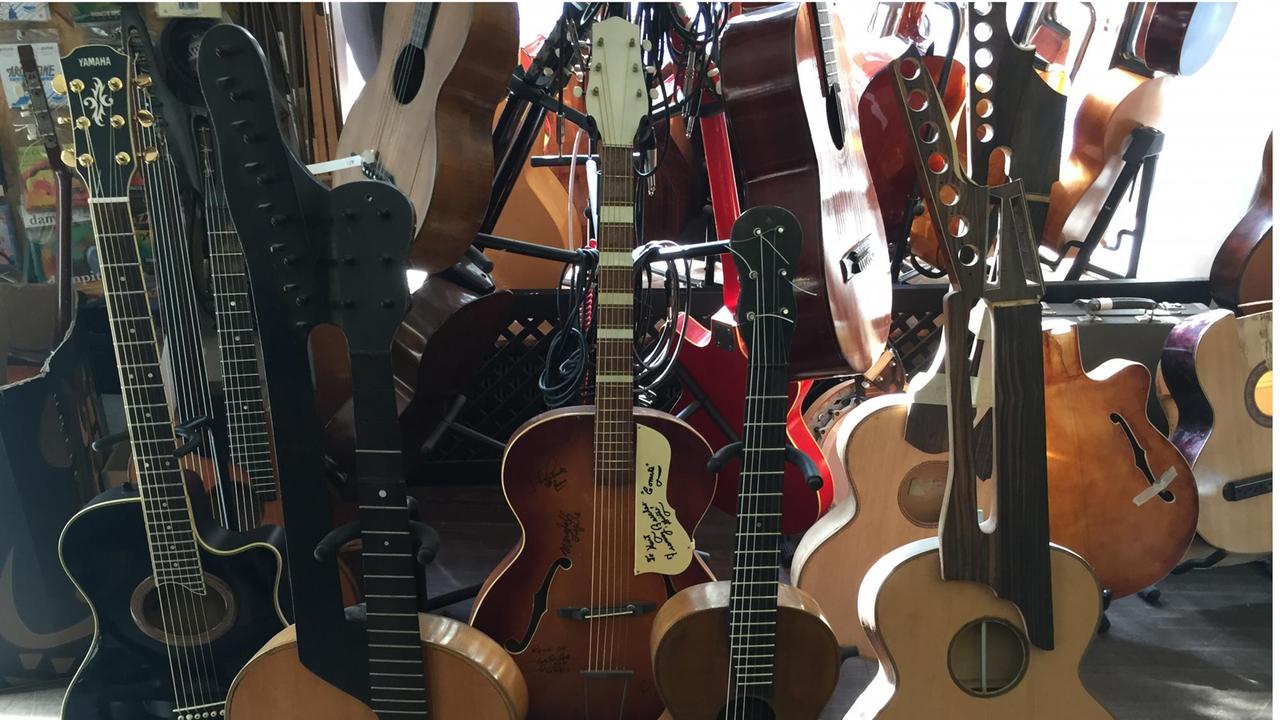 Der Laden von Michael Eipeldauer steht voller Gitarren. Der Laden von Michael Eipeldauer steht voller Gitarren.