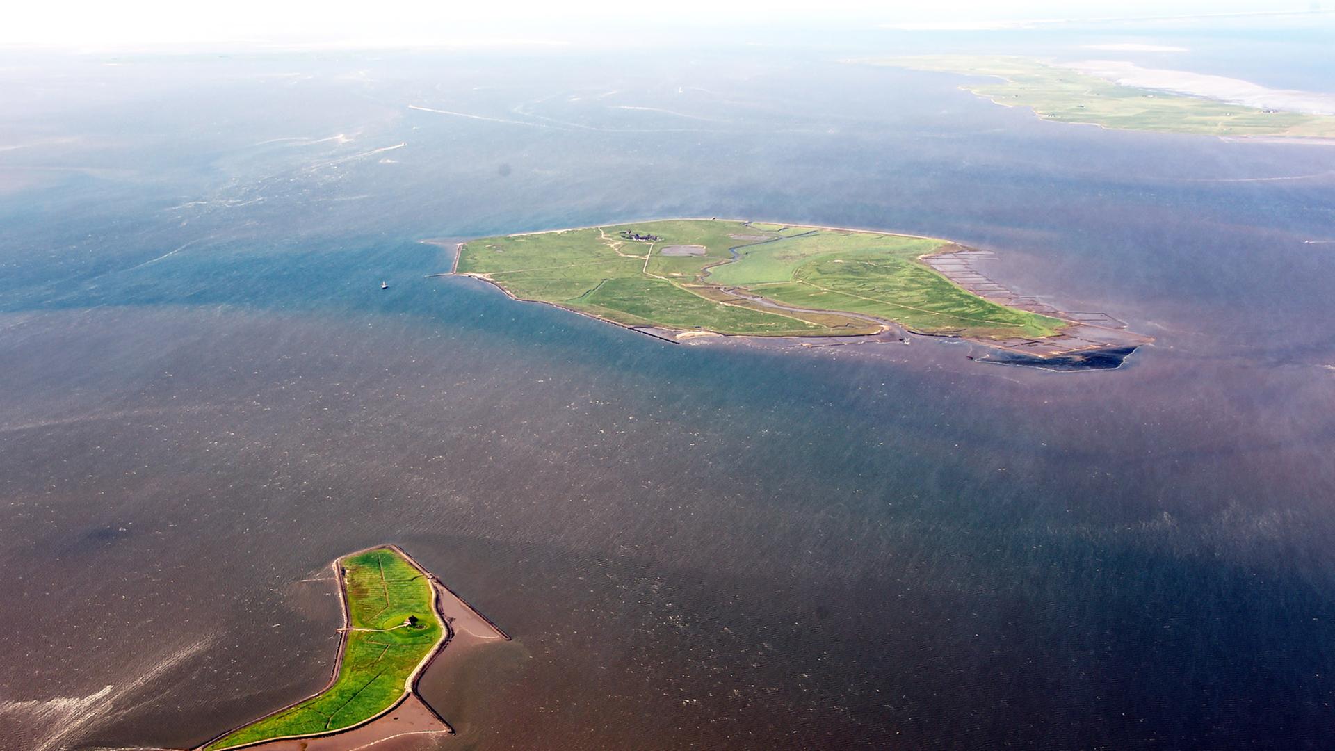 Die Luftaufnahme vom 27.05.2014 zeigt die Halligen Gröde-Apelland (oben) und Habel (unten) im Wattenmeer vor der Nordseeküste von Schleswig-Holstein. Die Luftaufnahme vom 27.05.2014 zeigt die Halligen Gröde-Apelland (oben) und Habel (unten) im Wattenmeer vor der Nordseeküste von Schleswig-Holstein.