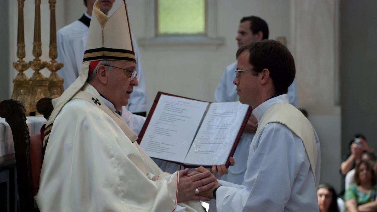 Jorge Mario Bergoglio, Erzbischof von Buenes Aires, weiht einen jungen Mann im November 2011 zum Priester. Jorge Mario Bergoglio, Erzbischof von Buenes Aires, weiht einen jungen Mann im November 2011 zum Priester.