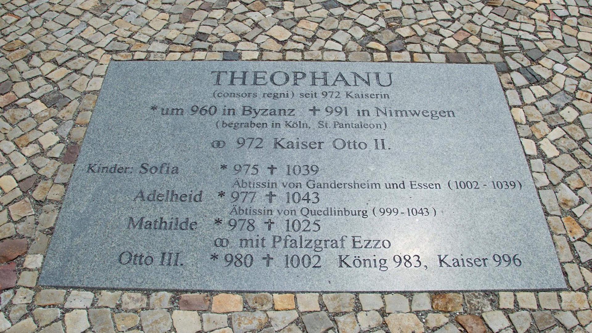 Eine Steinplatte erinnert in Magdeburg an Kaiserin Theophanu, die Frau des deutschen Kaisers Otto II., den sie im Jahr 972 heiratete. Eine Steinplatte erinnert in Magdeburg an Kaiserin Theophanu, die Frau des deutschen Kaisers Otto II., den sie im Jahr 972 heiratete.