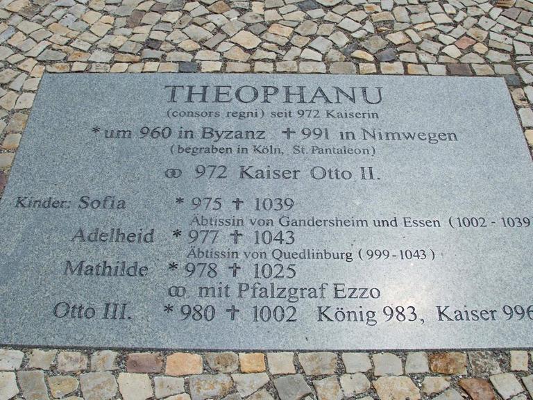 Eine Steinplatte erinnert in Magdeburg an Kaiserin Theophanu, die Frau des deutschen Kaisers Otto II., den sie im Jahr 972 heiratete.