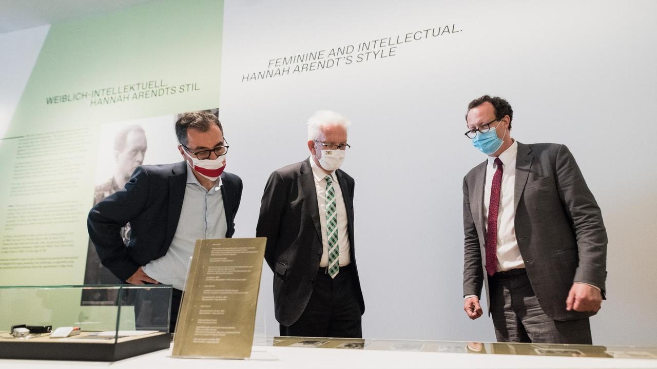 Winfried Kretschmann und Cem Özdemir bei der Ausstellung "Hannah Arendt und das 20. Jahrhundert" im Deutschen Historischen Museum in Berlin.