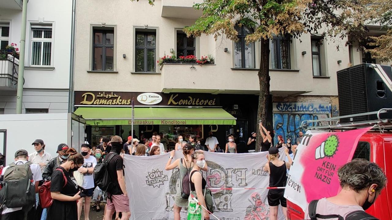 Menschen bei einer Demonstration Menschen bei einer Demonstration