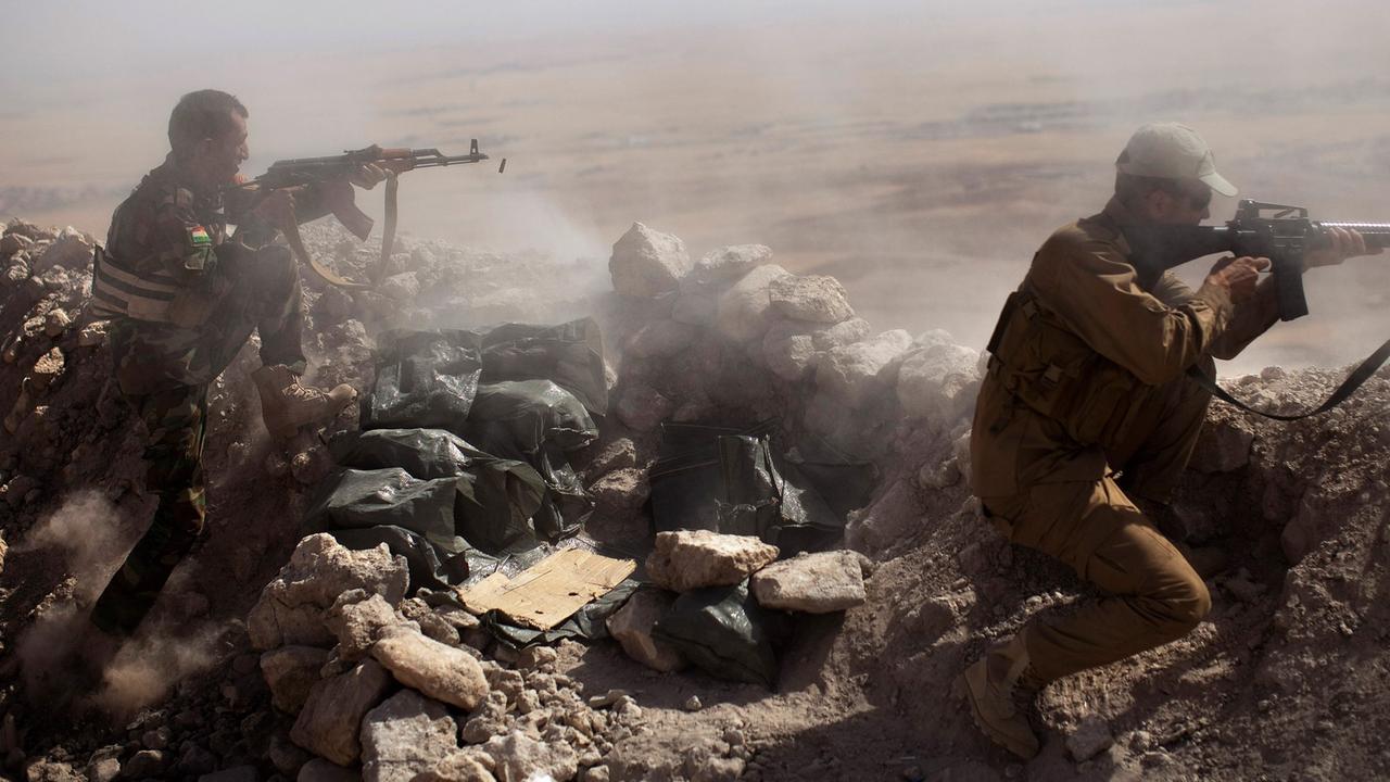 Kurdische Peschmerga kämpfen am 9. September 2014 im Irak gegen die Terrormiliz Islamischer Staat. Kurdische Peschmerga kämpfen am 9. September 2014 im Irak gegen die Terrormiliz Islamischer Staat.