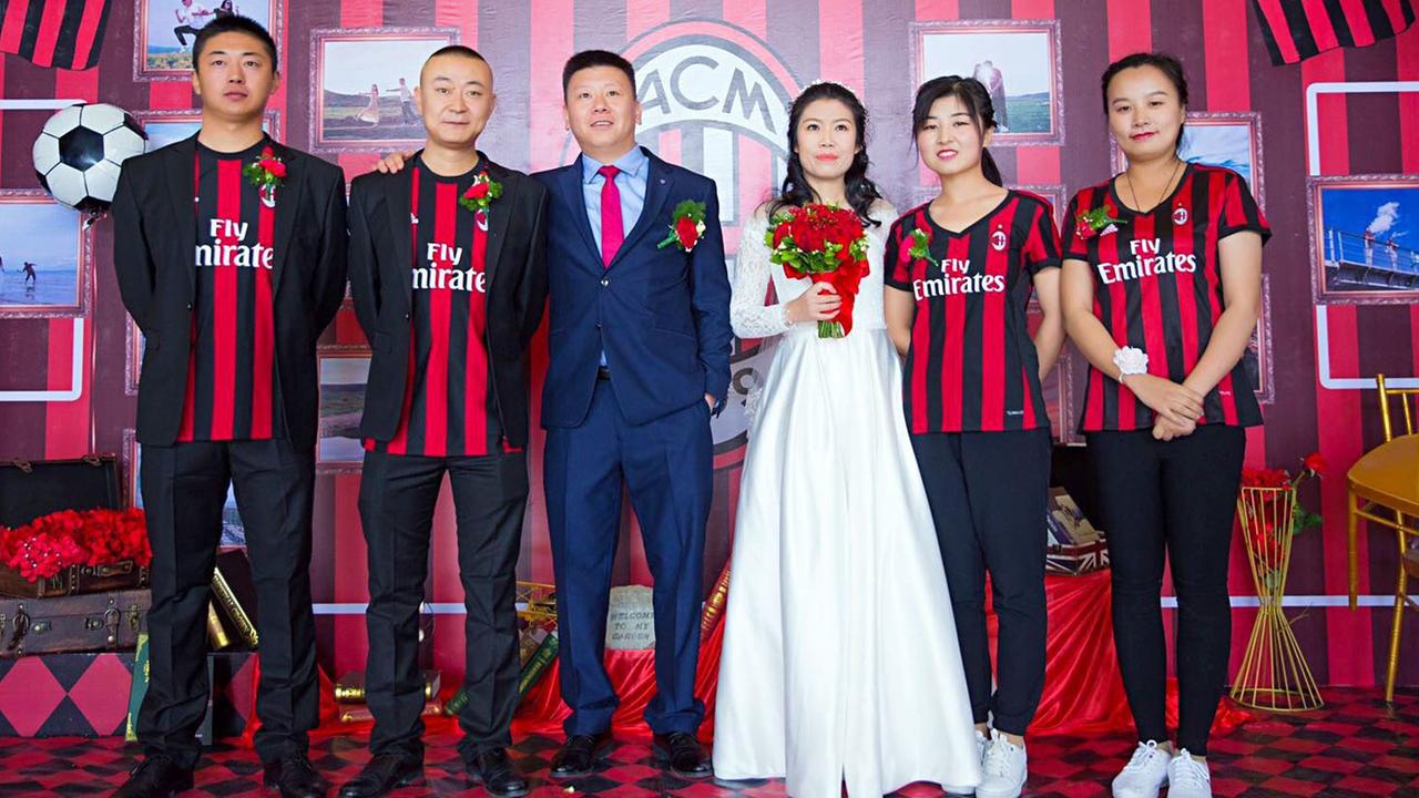 Kein Mannschaftsfoto, sondern ein Hochzeitsbild: Dieses frischgetraute Ehepaar ist ein großer Fan des AC Milan.