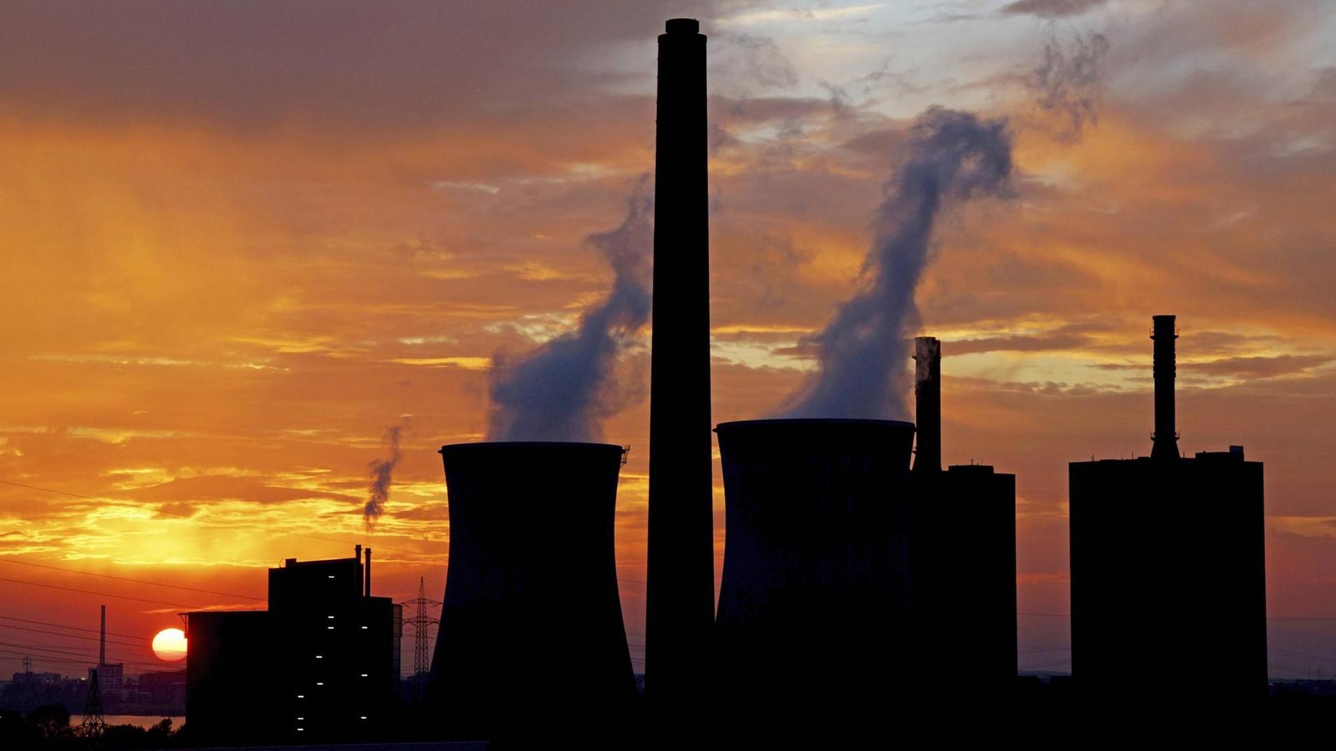Kraftwerk Duisburg-Huckingen im Abendrot, Deutschland, Nordrhein-Westfalen, Ruhrgebiet Kraftwerk Duisburg-Huckingen im Abendrot, Deutschland, Nordrhein-Westfalen, Ruhrgebiet