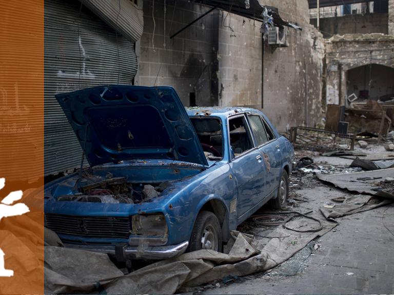 Ein kaputtes, blaues Auto steht am 10. Februar 2013 in Aleppo, Syien. Die Städte liegen in Trümmern. Die Bürger kämpfen für ihre Rechte und gegen den totalen Staat.