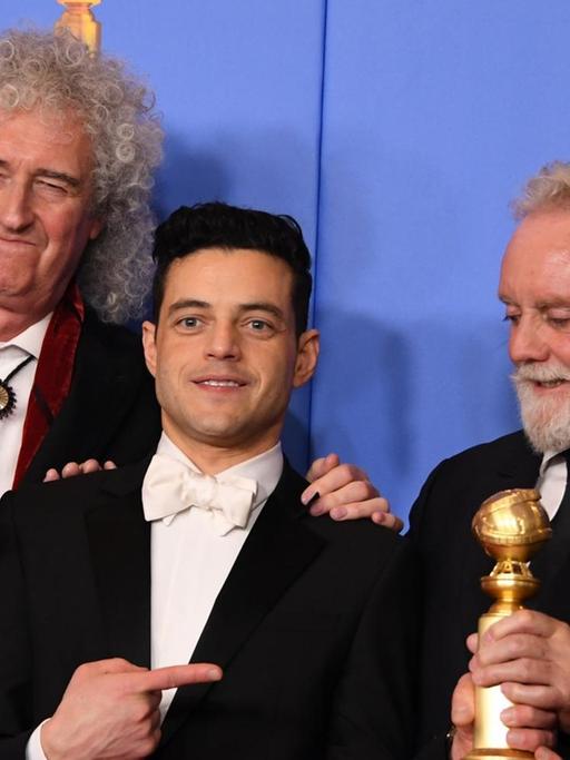 Golden Globe-Gewinner Rami Malek ("Bohemian Rhapsody") mit Queen-Schlagzeuger Roger Taylor (r) und Queen-Gitarrist Brian May (l)