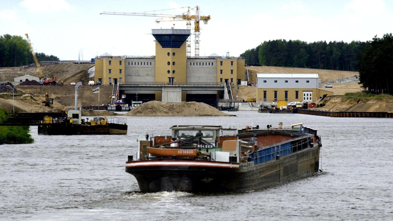 Hohenwarthe (Sachsen-Anhalt): Ein Binnenschiff fährt am 13.05.2003 auf dem Elbe-Havel-Kanal in Richtung der im Bau befindlichen Doppelschleuse bei Hohenwarthe. Die 190 Meter lange und knapp 13 Meter breite Schleuse, die zum Magdeburger Wasserstraßenkreuz gehört, soll in diesem Jahr fertig werden. Dann können hier Schiffe aus dem Mittellandkanal in den rund 20 Meter tiefer liegenden Elbe-Havel-Kanal geschleust werden. Das etwa 105 Millionen Euro teure Bauwerk ist Teil des Verkehrsprojektes Deutsche Einheit Nummer 17. Fast 30.000 Tonnen Stahl und über 300.000 Tonnen Beton werden hier verbaut. Hohenwarthe (Sachsen-Anhalt): Ein Binnenschiff fährt am 13.05.2003 auf dem Elbe-Havel-Kanal in Richtung der im Bau befindlichen Doppelschleuse bei Hohenwarthe. Die 190 Meter lange und knapp 13 Meter breite Schleuse, die zum Magdeburger Wasserstraßenkreuz gehört, soll in diesem Jahr fertig werden. Dann können hier Schiffe aus dem Mittellandkanal in den rund 20 Meter tiefer liegenden Elbe-Havel-Kanal geschleust werden. Das etwa 105 Millionen Euro teure Bauwerk ist Teil des Verkehrsprojektes Deutsche Einheit Nummer 17. Fast 30.000 Tonnen Stahl und über 300.000 Tonnen Beton werden hier verbaut.