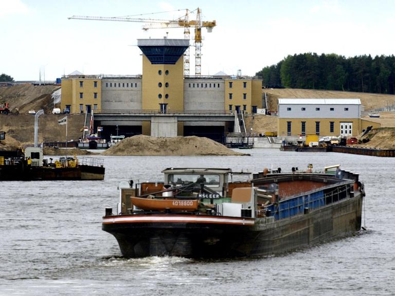 Hohenwarthe (Sachsen-Anhalt): Ein Binnenschiff fährt am 13.05.2003 auf dem Elbe-Havel-Kanal in Richtung der im Bau befindlichen Doppelschleuse bei Hohenwarthe. Die 190 Meter lange und knapp 13 Meter breite Schleuse, die zum Magdeburger Wasserstraßenkreuz gehört, soll in diesem Jahr fertig werden. Dann können hier Schiffe aus dem Mittellandkanal in den rund 20 Meter tiefer liegenden Elbe-Havel-Kanal geschleust werden. Das etwa 105 Millionen Euro teure Bauwerk ist Teil des Verkehrsprojektes Deutsche Einheit Nummer 17. Fast 30.000 Tonnen Stahl und über 300.000 Tonnen Beton werden hier verbaut.