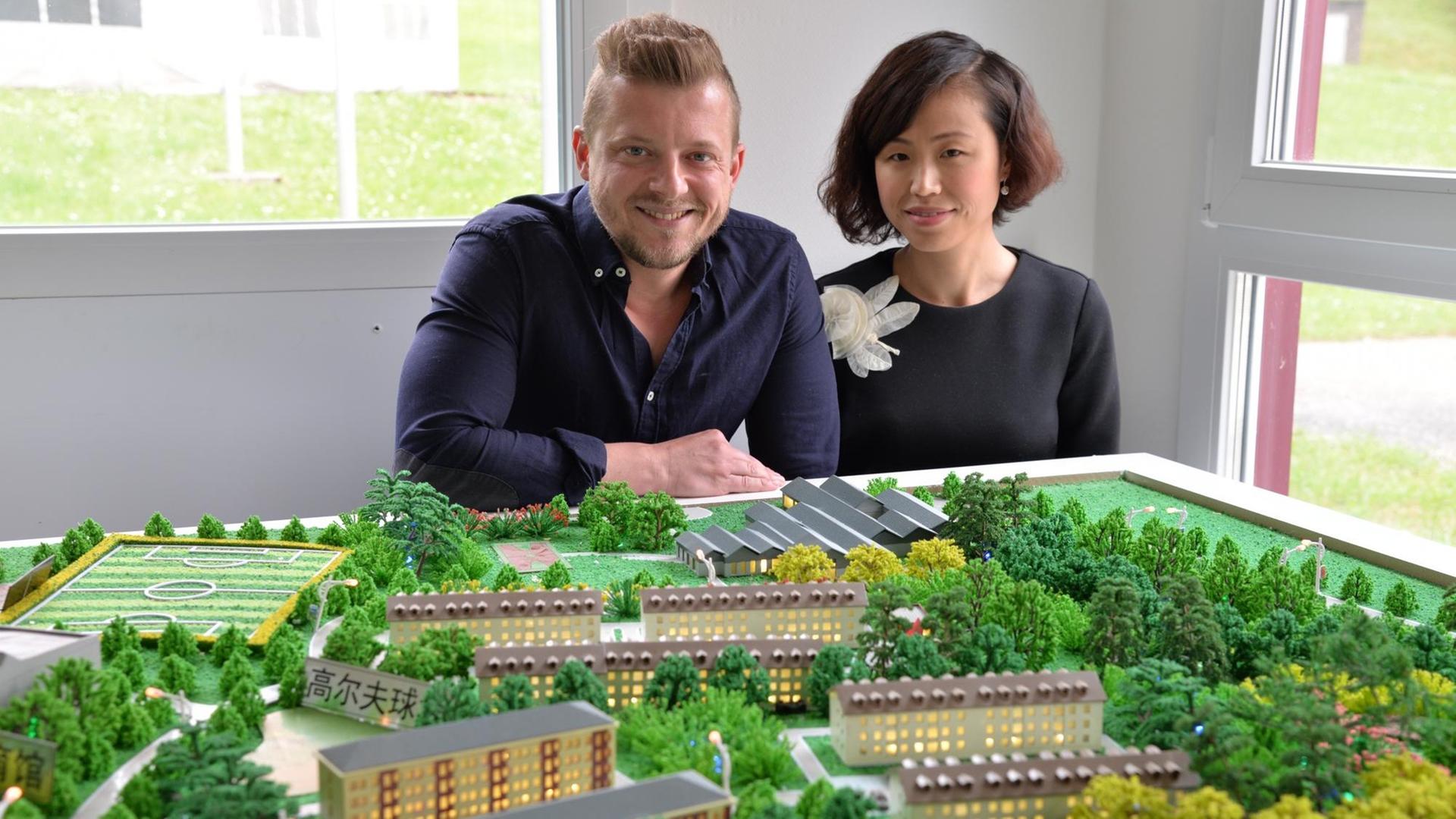 Jane Hou und Andreas Scholz mit ihrem Modell des Standorts "Oak Garden". Jane Hou und Andreas Scholz mit ihrem Modell des Standorts "Oak Garden".