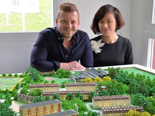 Jane Hou und Andreas Scholz mit ihrem Modell des Standorts "Oak Garden".