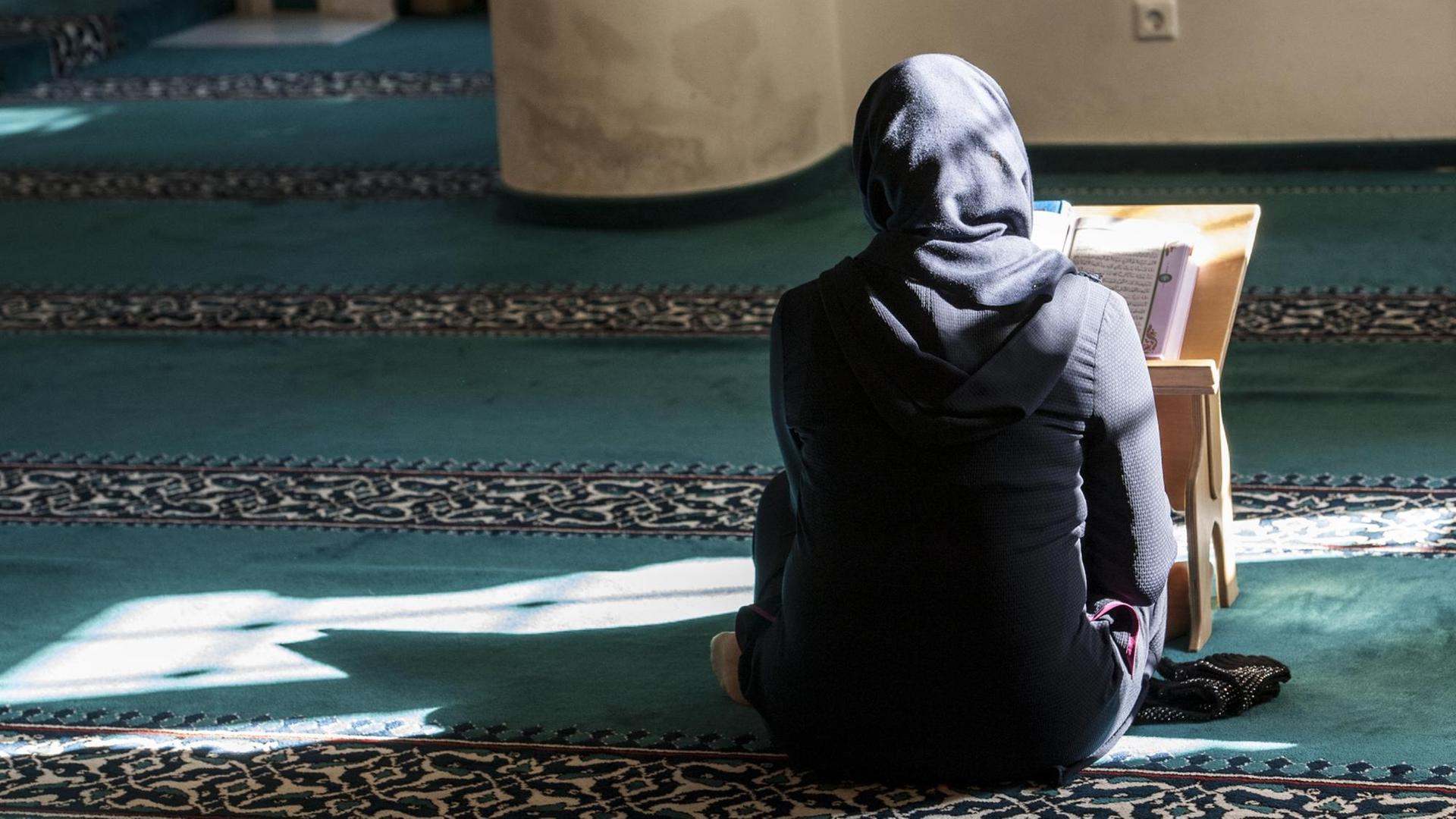 Erst der Iman, dann der Therapeut. Im Rahmen eines Pilotprojekt in der Berliner Sehitlik-Moschee unterstützen beide Seiten Gläubige in Notsituationen. Erst der Iman, dann der Therapeut. Im Rahmen eines Pilotprojekt in der Berliner Sehitlik-Moschee unterstützen beide Seiten Gläubige in Notsituationen.