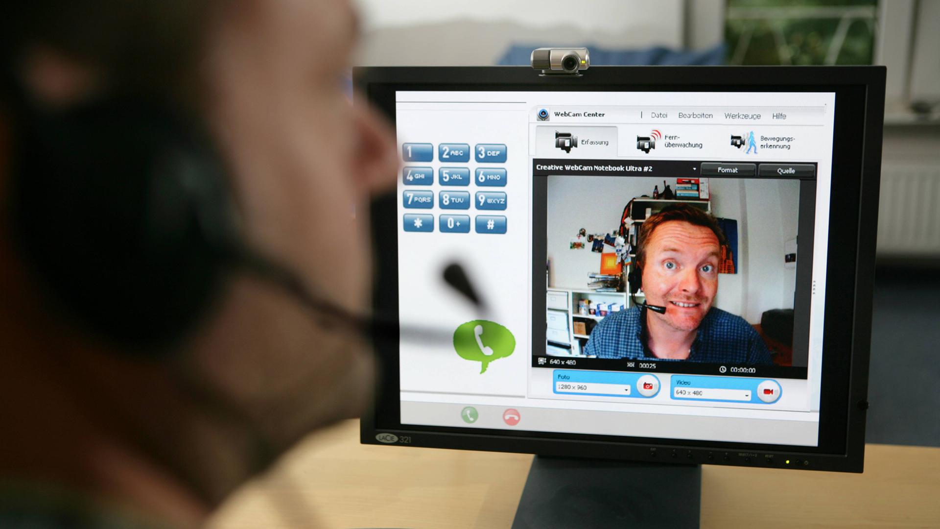 Zwei Männer telefonieren über das Internet in einem Videochat. Zwei Männer telefonieren über das Internet in einem Videochat.