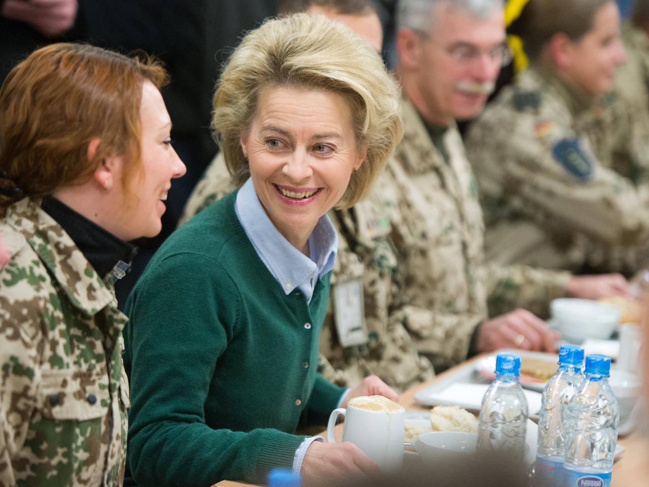 Bundesverteidigungsministerin, Ursula von der Leyen (CDU) spricht am 22.12.2013 in Masar-i-Scharif bei einem Frühstück mit Bundeswehrsoldaten. Bundesverteidigungsministerin, Ursula von der Leyen (CDU) spricht am 22.12.2013 in Masar-i-Scharif bei einem Frühstück mit Bundeswehrsoldaten.