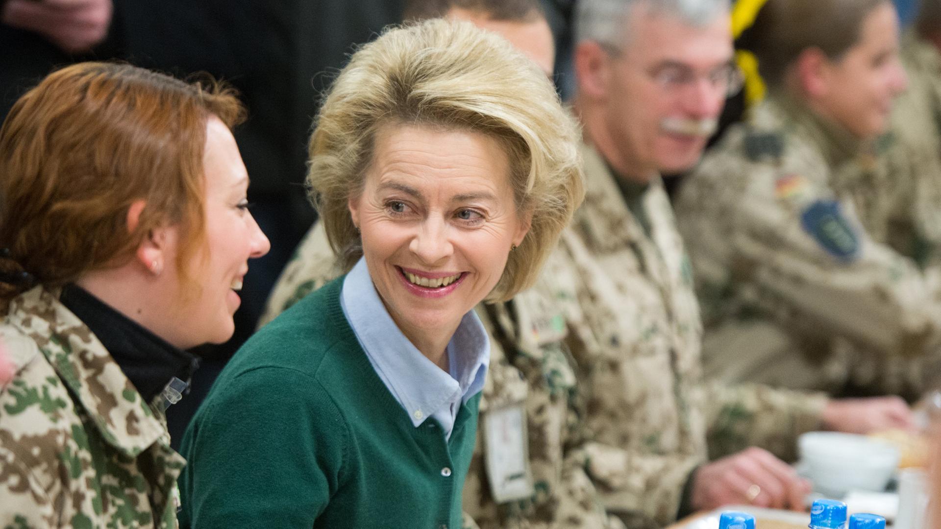 Bundesverteidigungsministerin, Ursula von der Leyen (CDU) spricht am 22.12.2013 in Masar-i-Scharif bei einem Frühstück mit Bundeswehrsoldaten. Bundesverteidigungsministerin, Ursula von der Leyen (CDU) spricht am 22.12.2013 in Masar-i-Scharif bei einem Frühstück mit Bundeswehrsoldaten.