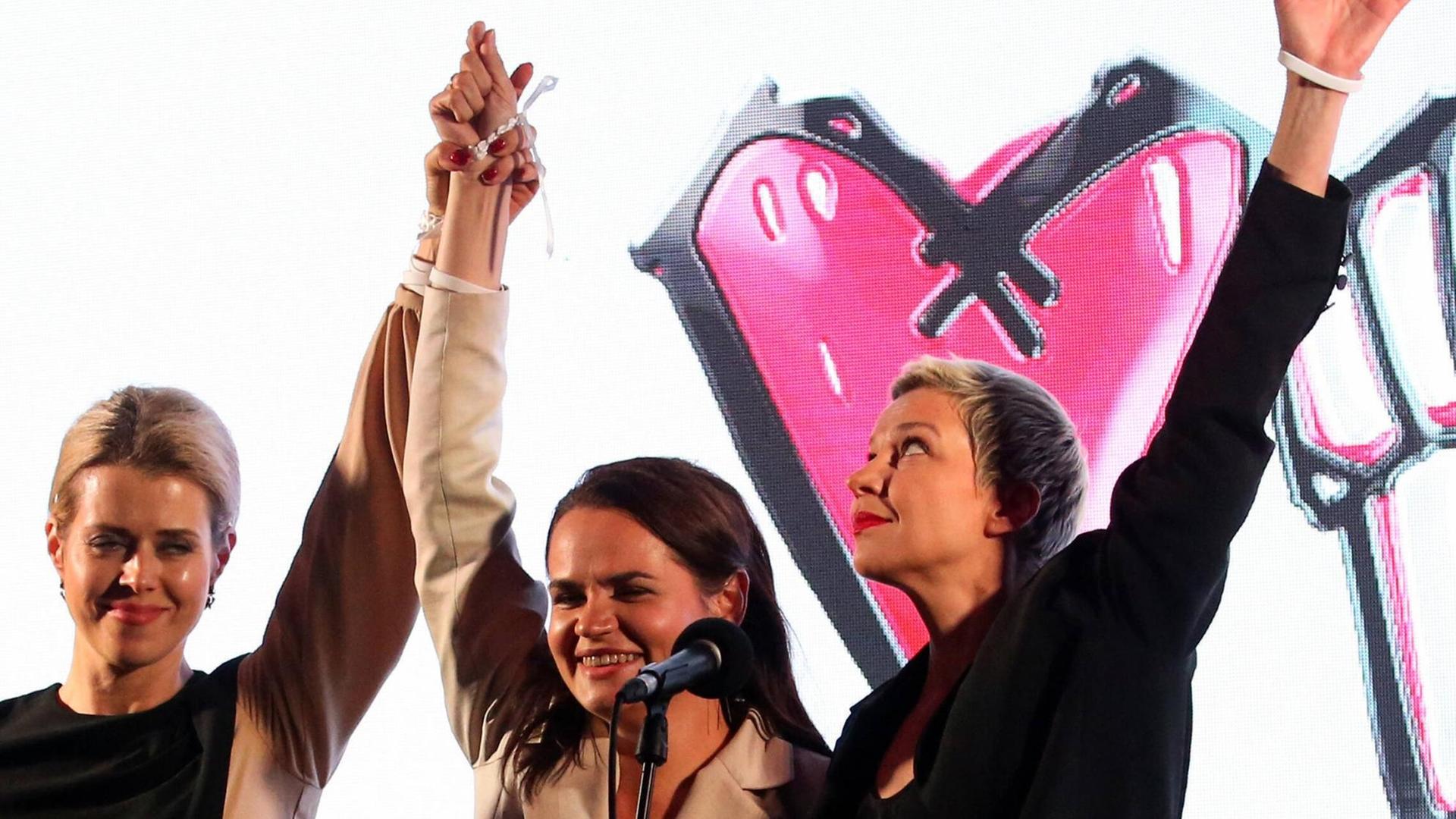 Die Frau des ehemaligen Präsidentschaftskandidaten Valery Zepkalo, Veronika Zepkalo (l), Präsidentschaftskandidatin Swetlana Tichanowskaja and Maria Kalesnikava (r), Repräsentantin Viktor Babarikos Kampagnenbüro, während einer Wahlveranstaltung. Die Frau des ehemaligen Präsidentschaftskandidaten Valery Zepkalo, Veronika Zepkalo (l), Präsidentschaftskandidatin Swetlana Tichanowskaja and Maria Kalesnikava (r), Repräsentantin Viktor Babarikos Kampagnenbüro, während einer Wahlveranstaltung.
