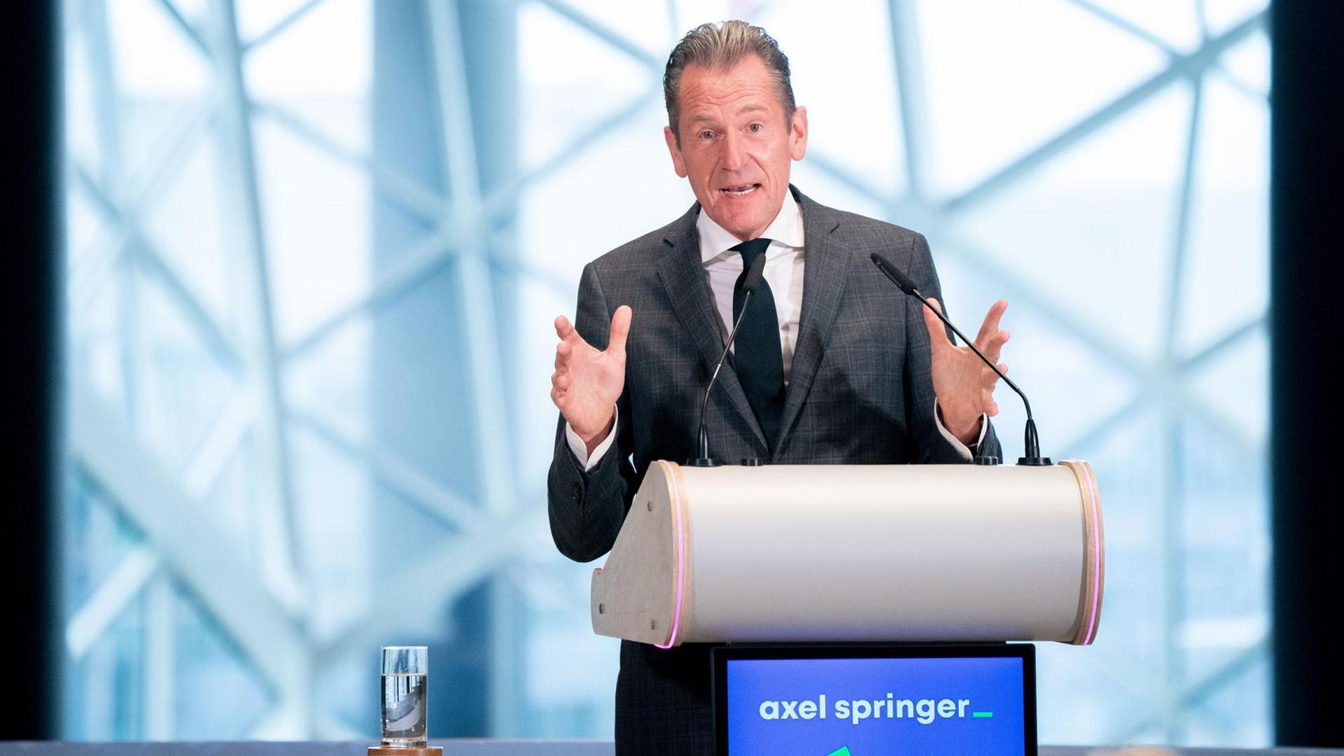 Mathias Döpfner, Vorstandsvorsitzender der Axel Springer SE, spricht bei der Eröffnung des Axel-Springer-Neubaus zu den Gästen. Mathias Döpfner, Vorstandsvorsitzender der Axel Springer SE, spricht bei der Eröffnung des Axel-Springer-Neubaus zu den Gästen.