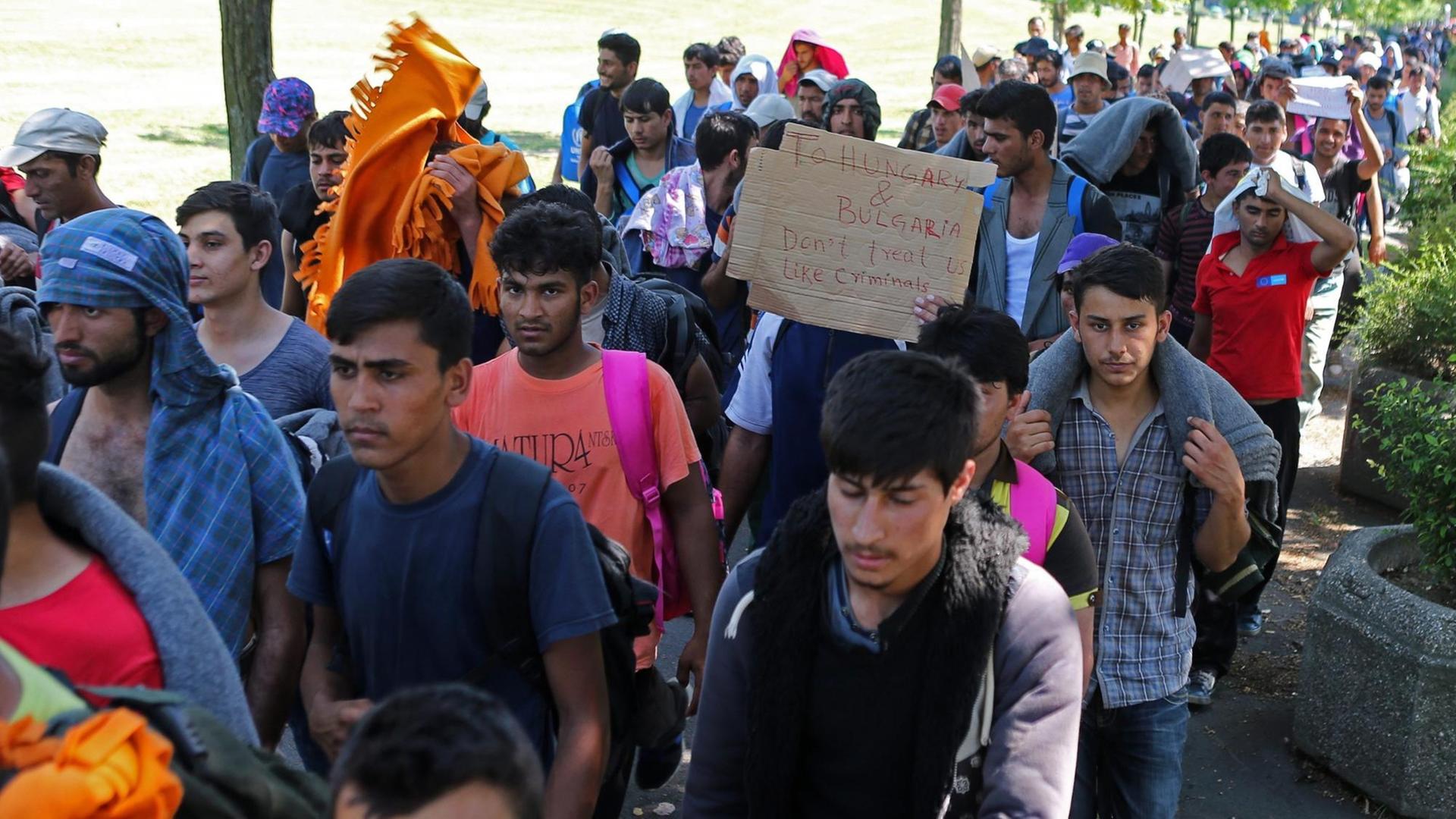 Hunderte Migranten marschieren durch die serbische Hauptstadt Belgrad. Hunderte Migranten marschieren durch die serbische Hauptstadt Belgrad.