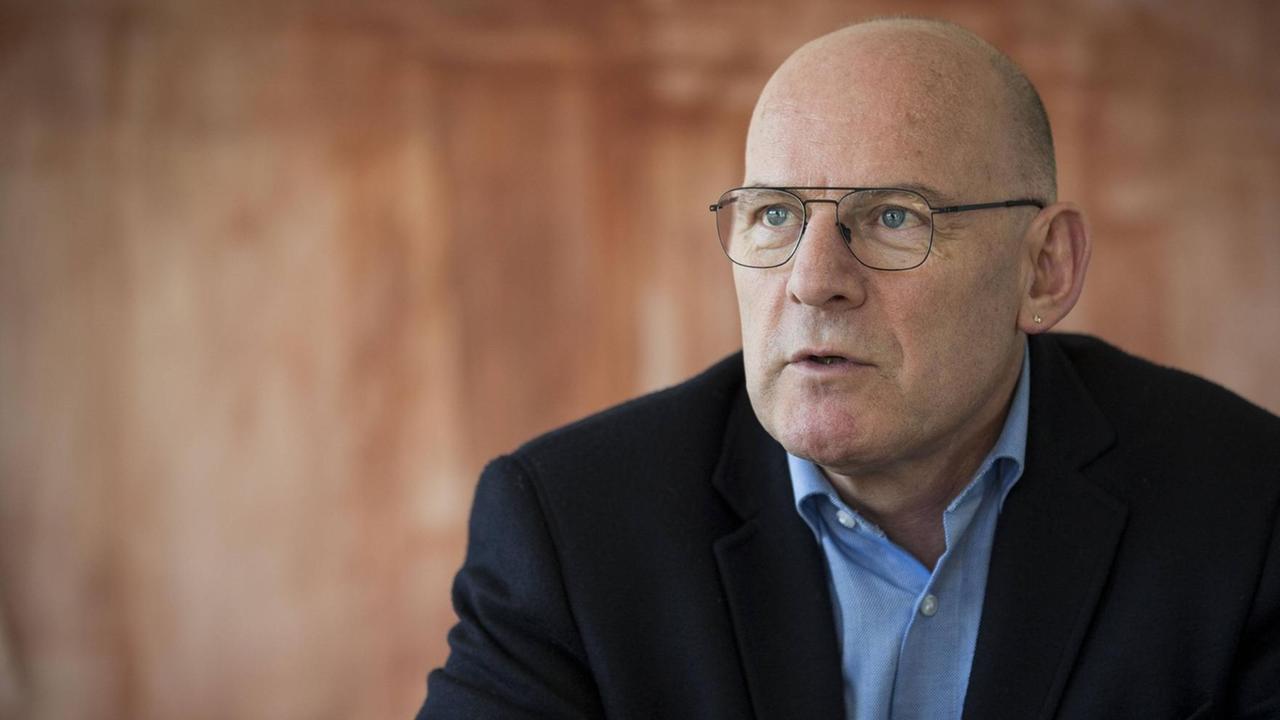 Winfried Hermann, baden-württembergischer Verkehrsminister, sitzt während eines Interviews in seinem Büro im Ministerium. Winfried Hermann, baden-württembergischer Verkehrsminister, sitzt während eines Interviews in seinem Büro im Ministerium.