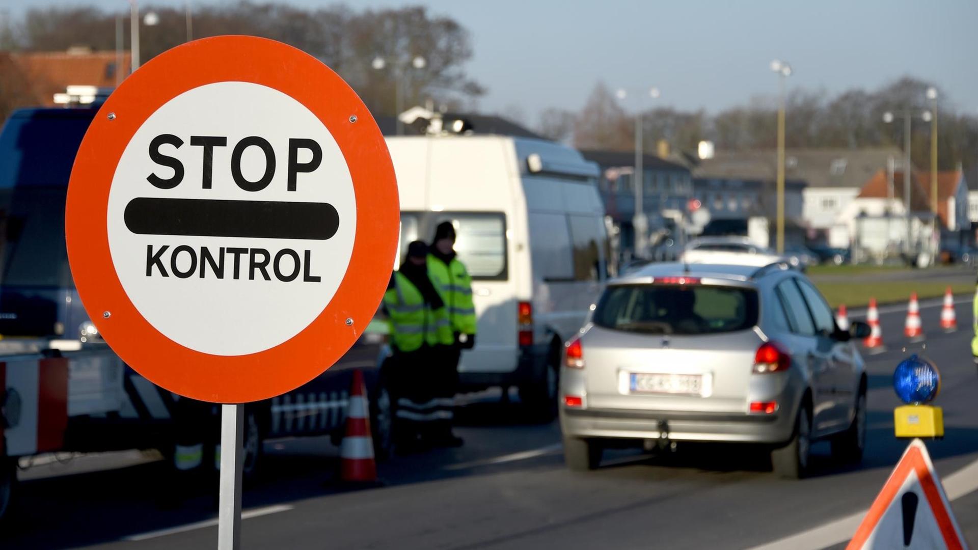 Dänische Polizisten kontrollieren den Übergang Krusa nahe der Grenze zu Schleswig-Holstein. Dänische Polizisten kontrollieren den Übergang Krusa nahe der Grenze zu Schleswig-Holstein.