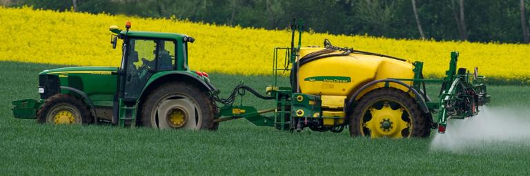 Ein Landwirt versprüht auf einem Getreidefeld unweit des brandenburgischen Wriezen ein Pestizid, aufgenommen am 10.05.2010. 