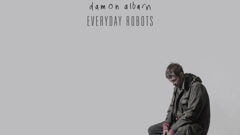 Cover der CD "Everyday Robots" von Damon Albarn. Das Bild zeigt den Künstler auf einem Stuhl sitzend.