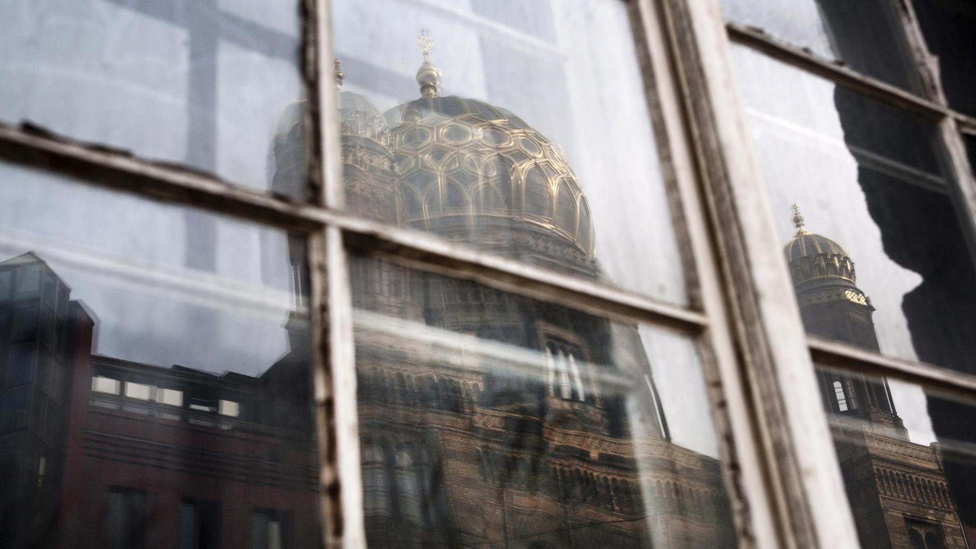 Die Synagoge in der Oranienburger Strasse in Berlin, spiegelt sich in einem gegenueberliegenden Fenster.