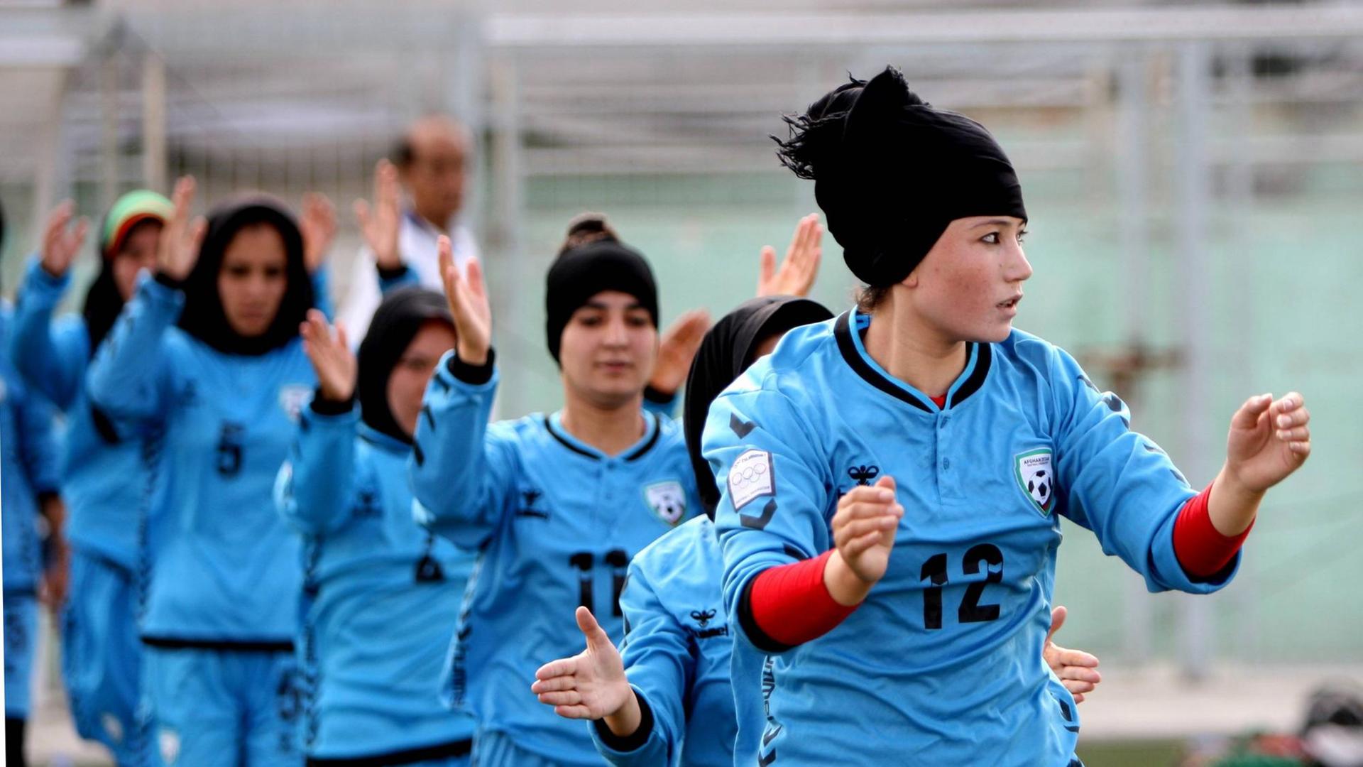 Fußball-Spielerinnen von der afghanischen National-Mannschaft haben in Kabul trainiert. Fußball-Spielerinnen von der afghanischen National-Mannschaft haben in Kabul trainiert.