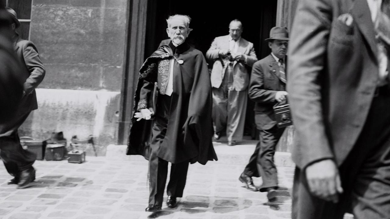 Der Schriftsteller Charles Maurras (1868-1952) auf einer Aufnahme aus dem Jahr 1939 vor dem Institut de France in Paris Der Schriftsteller Charles Maurras (1868-1952) auf einer Aufnahme aus dem Jahr 1939 vor dem Institut de France in Paris