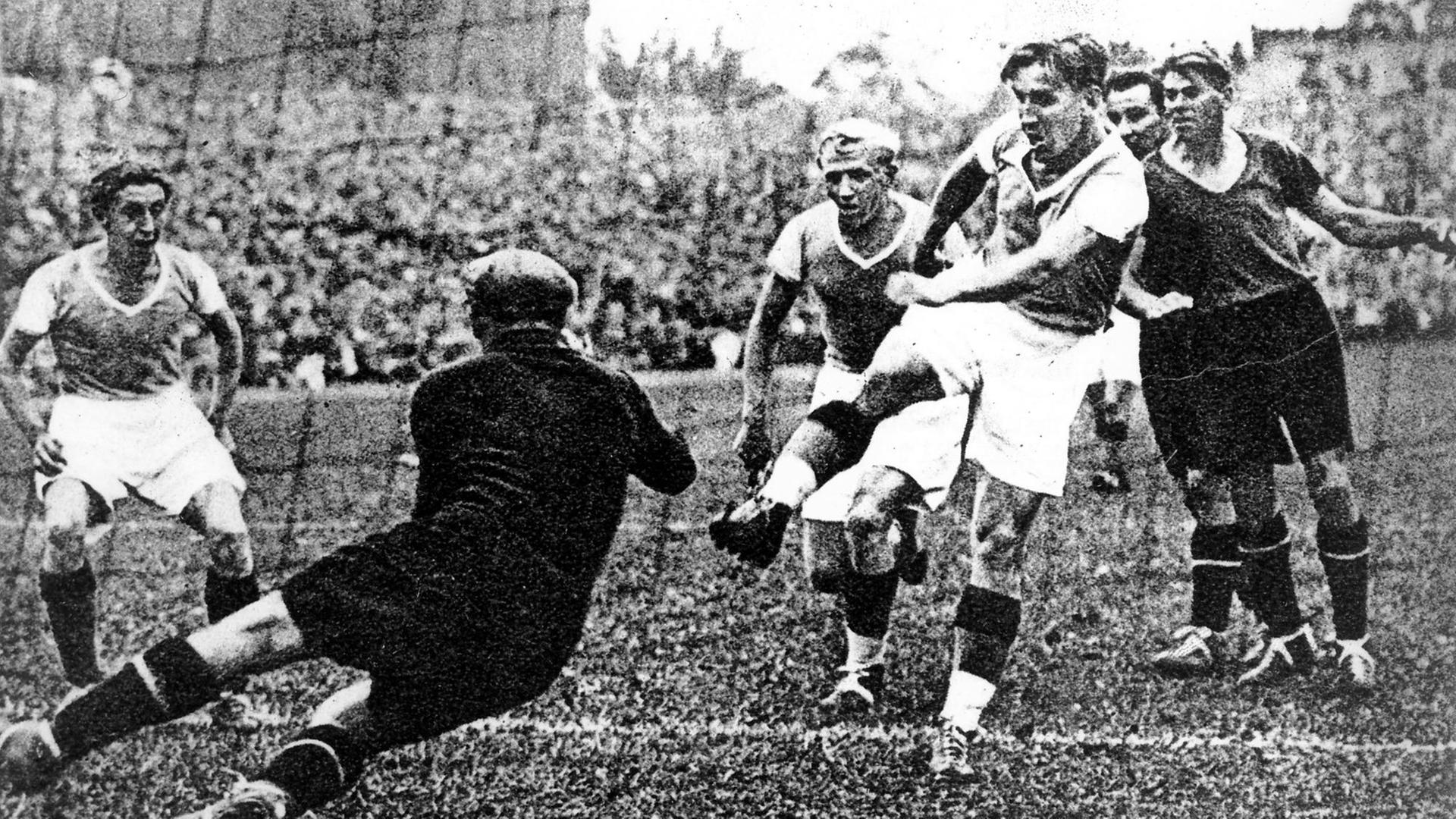 Ernst Kuzorra schießt aus zwei Metern Entfernung den Ball auf das Nürnberger Tor - allerdings vergeblich: Torwart Köhl hält! Trotzdem - der FC Schalke 04 gewinnt das Endspiel um die Deutsche Fußballmeisterschaft am 24. Juni 1934 in Berlin mit 2:1 Toren gegen den 1. FC Nürnberg. Ernst Kuzorra schießt aus zwei Metern Entfernung den Ball auf das Nürnberger Tor - allerdings vergeblich: Torwart Köhl hält! Trotzdem - der FC Schalke 04 gewinnt das Endspiel um die Deutsche Fußballmeisterschaft am 24. Juni 1934 in Berlin mit 2:1 Toren gegen den 1. FC Nürnberg.