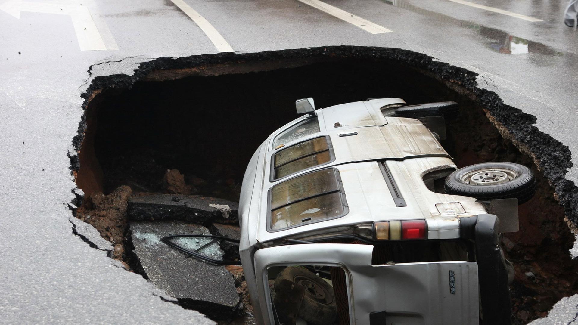 In Elsies Straße tut sich ein Loch auf. Auf dem Grund: ein leeres Auto. In Elsies Straße tut sich ein Loch auf. Auf dem Grund: ein leeres Auto.