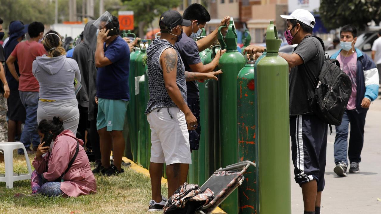 26. Januar 2021, Callao, Peru: Menschen stehen Schlange vor einer Abgabestelle der Firma Criogas, um ihre Sauerstoff-Flaschen auffüllen zu lassen 26. Januar 2021, Callao, Peru: Menschen stehen Schlange vor einer Abgabestelle der Firma Criogas, um ihre Sauerstoff-Flaschen auffüllen zu lassen
