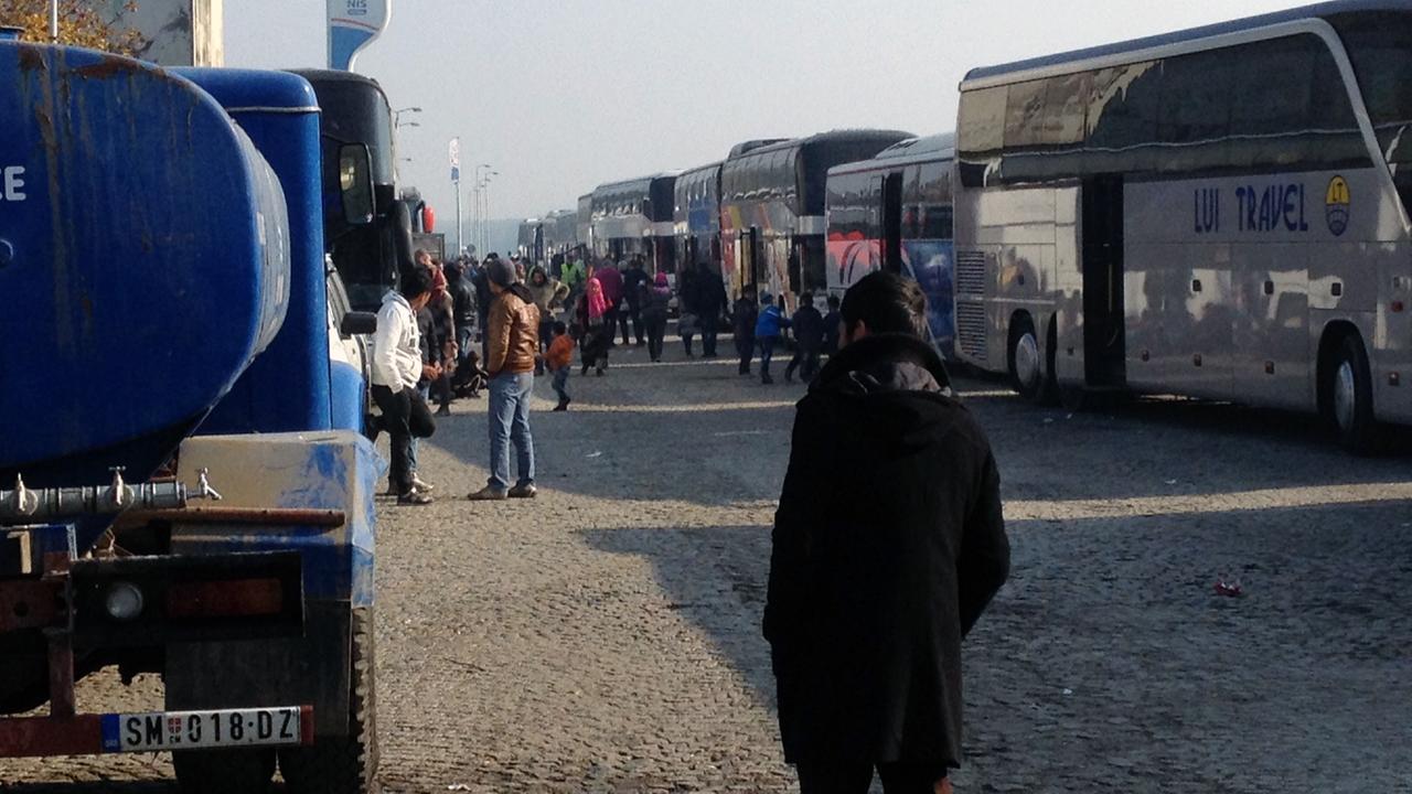 Der Autobahnparkplatz bei Sid im Norden Serbiens Der Autobahnparkplatz bei Sid im Norden Serbiens