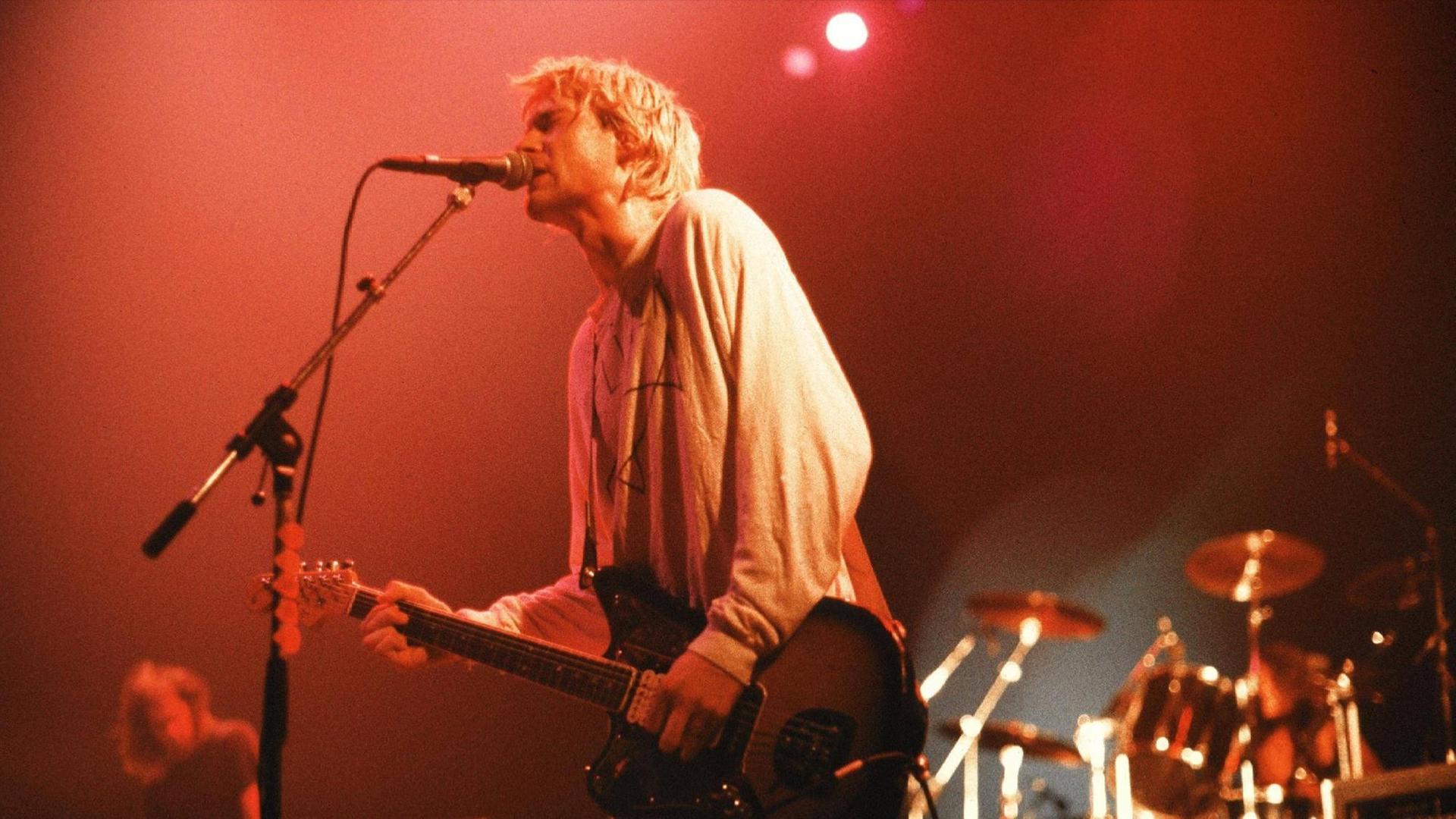Der Nirvana-Sänger Kurt Cobain während eines Konzerts in Paris 1992 Der Nirvana-Sänger Kurt Cobain während eines Konzerts in Paris 1992