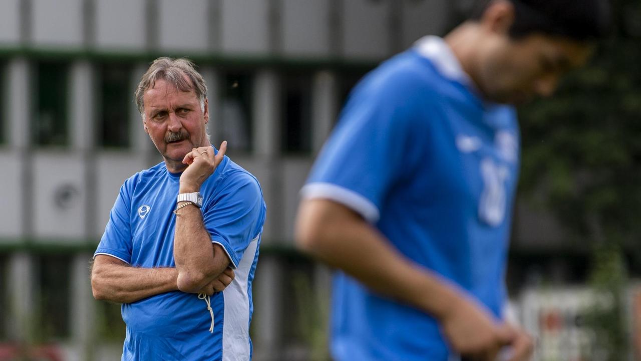 03.08.2020, Nordrhein-Westfalen, Duisburg: Peter Neururer, Cheftrainer des VDV-Proficamps, gibt Anweisungen. Das Proficamp der Vereinigung der Vertragsfußballspieler (VDV) startet unter Leitung von Cheftrainer Peter Neururer in der Sportschule Wedau. Dabei haben vereinslose Spieler die Chance, sich im Mannschaftstraining fit zu halten und sich in Testspielen für neue Jobs zu empfehlen. Foto: David Inderlied/dpa | Verwendung weltweit 03.08.2020, Nordrhein-Westfalen, Duisburg: Peter Neururer, Cheftrainer des VDV-Proficamps, gibt Anweisungen. Das Proficamp der Vereinigung der Vertragsfußballspieler (VDV) startet unter Leitung von Cheftrainer Peter Neururer in der Sportschule Wedau. Dabei haben vereinslose Spieler die Chance, sich im Mannschaftstraining fit zu halten und sich in Testspielen für neue Jobs zu empfehlen. Foto: David Inderlied/dpa | Verwendung weltweit
