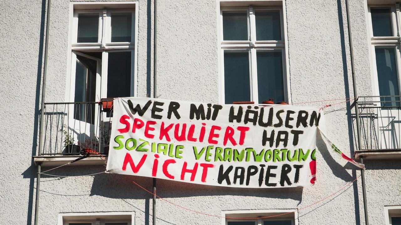 "Wer mit Häusern spekuliert hat soziale Verantwortung nicht kapiert!" steht auf einem Transparent an einer Hausfassade in Berlin im Bezirk Schöneberg