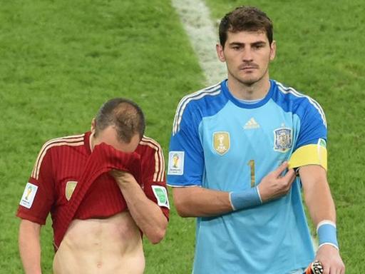 Vom WM-Thron gestoßen: Spaniens Mittelfeldspieler Andrés Iniesta (l.) und ihr Torhüter Iker Casillas.