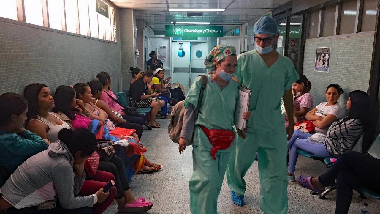 Patienten warten auf dem Flur einer Klinik in Cúcuta. Patienten warten auf dem Flur einer Klinik in Cúcuta.